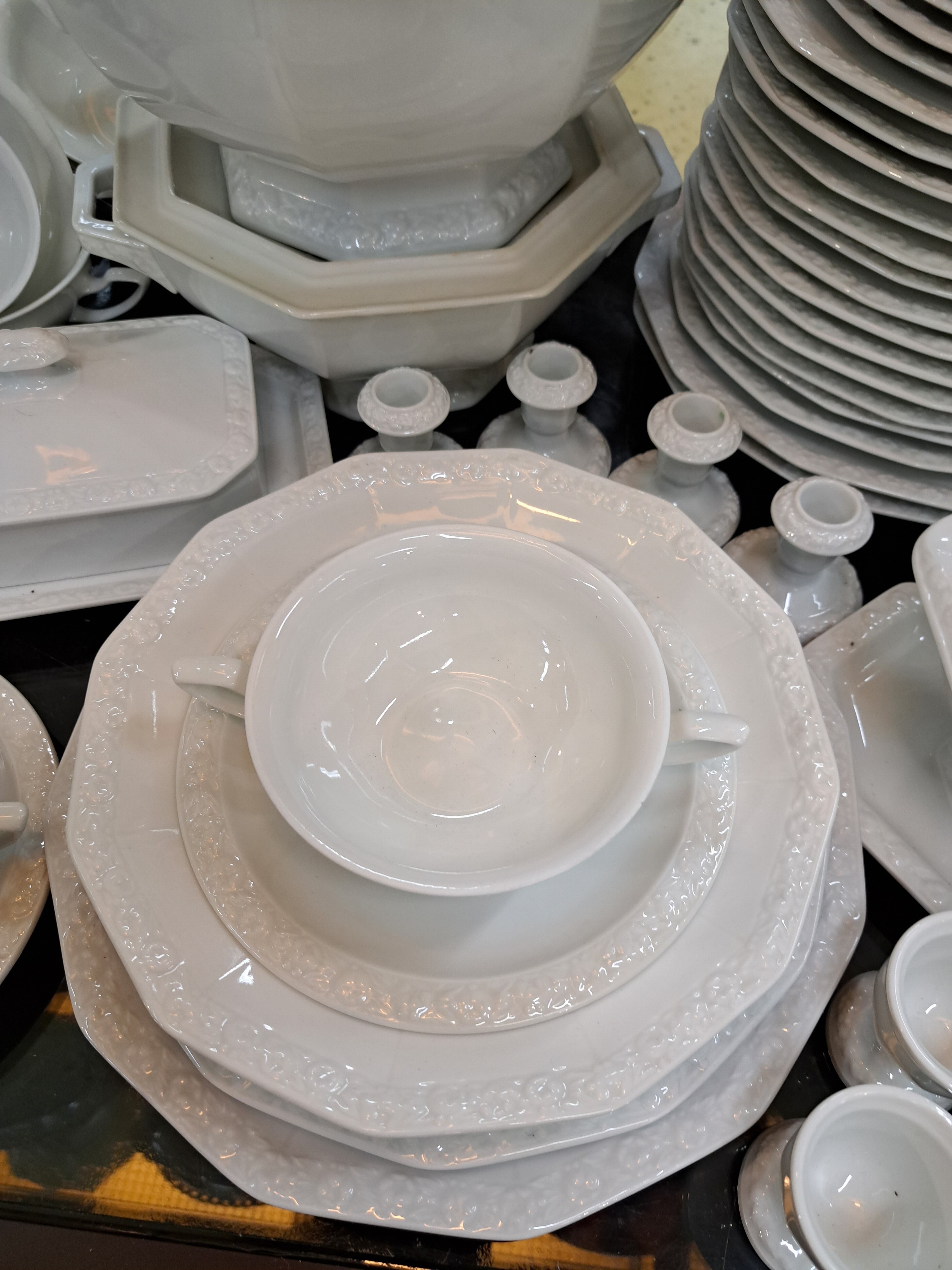 Detail d: Umfangreiches Kaffee- und Speiseservice, Rosenthal, Modell Maria weiß, 7 Tassen mit Untertassen, 10 Eierbecher, Milchkännchen, Zuckerdose, Kanne, ...