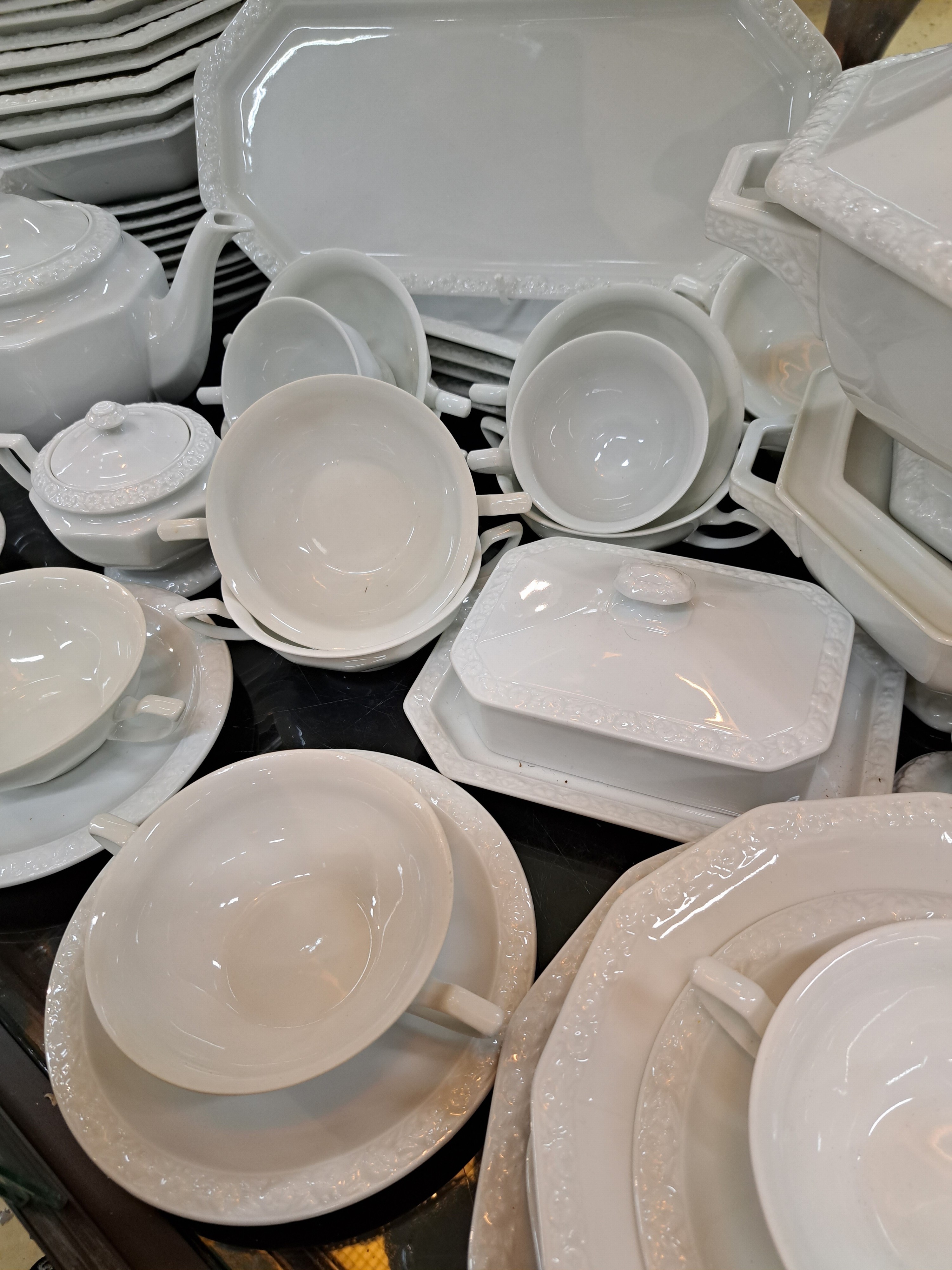 Detail e: Umfangreiches Kaffee- und Speiseservice, Rosenthal, Modell Maria weiß, 7 Tassen mit Untertassen, 10 Eierbecher, Milchkännchen, Zuckerdose, Kanne, ...
