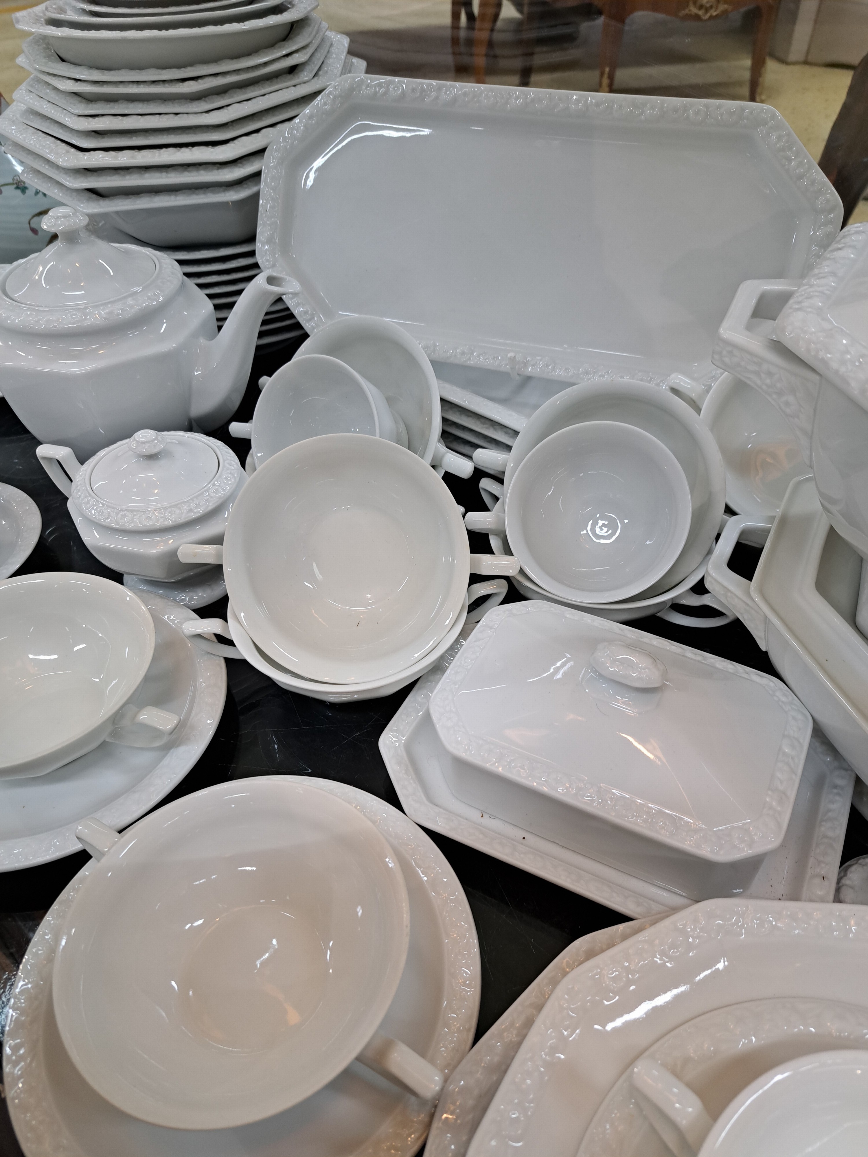 Detail g: Umfangreiches Kaffee- und Speiseservice, Rosenthal, Modell Maria weiß, 7 Tassen mit Untertassen, 10 Eierbecher, Milchkännchen, Zuckerdose, Kanne, ...