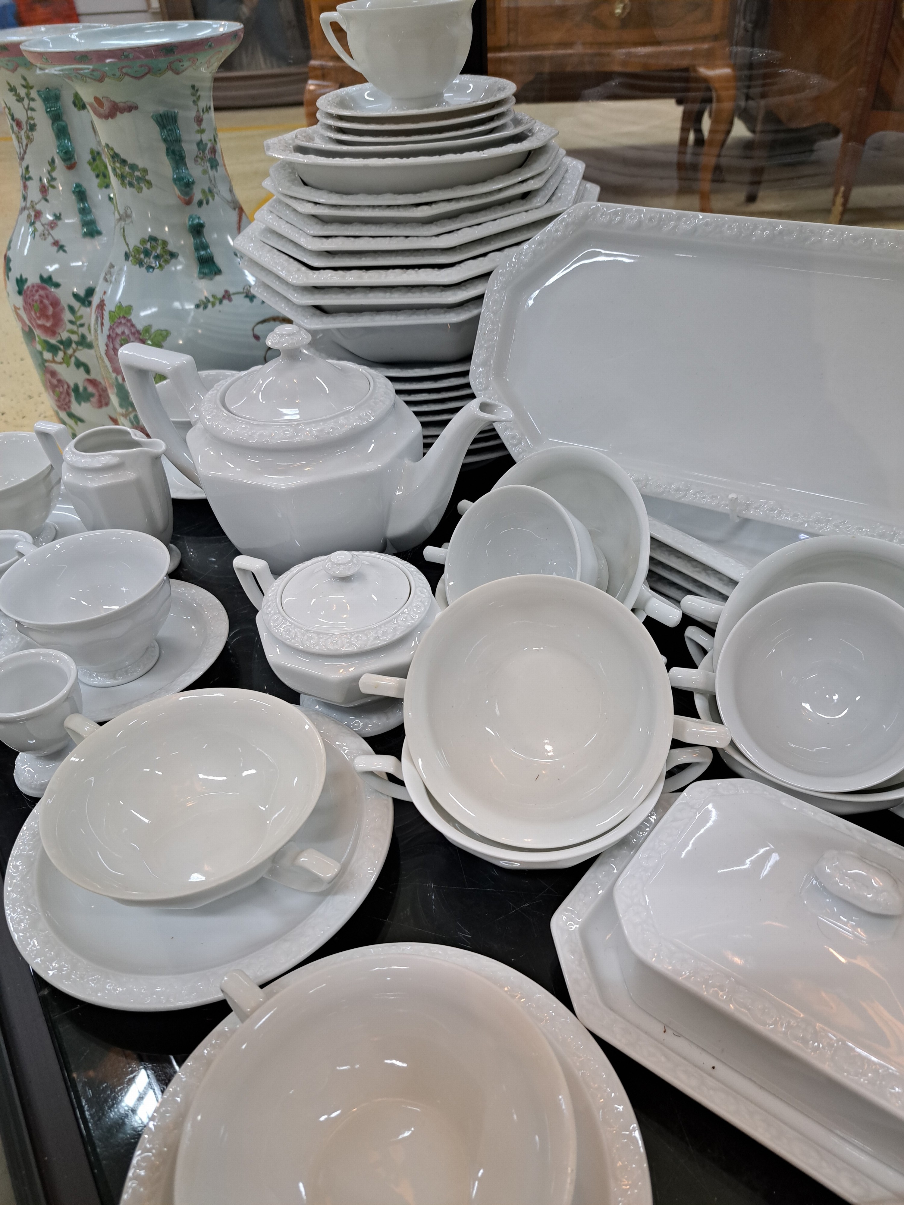 Detail h: Umfangreiches Kaffee- und Speiseservice, Rosenthal, Modell Maria weiß, 7 Tassen mit Untertassen, 10 Eierbecher, Milchkännchen, Zuckerdose, Kanne, ...