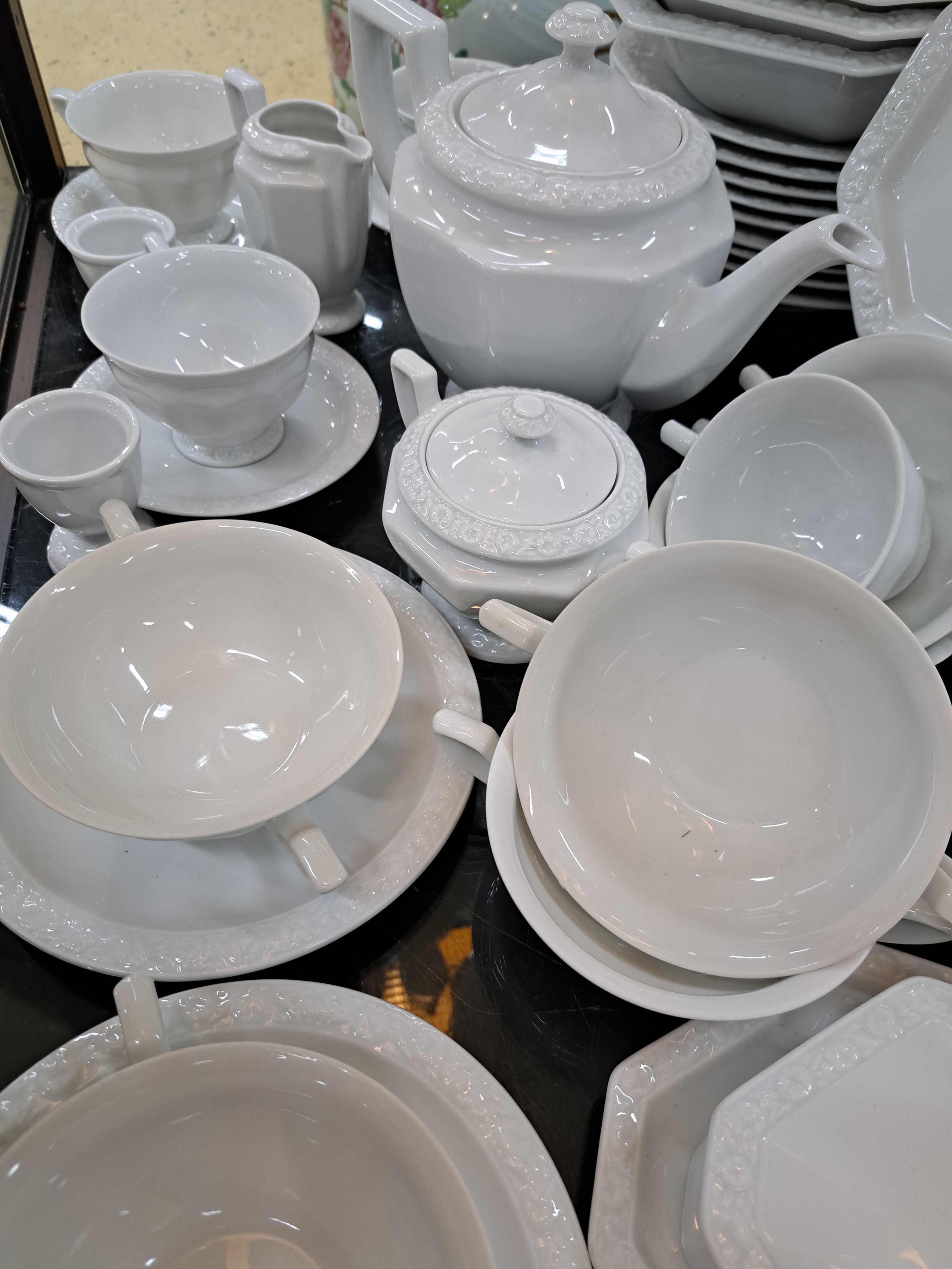 Detail i: Umfangreiches Kaffee- und Speiseservice, Rosenthal, Modell Maria weiß, 7 Tassen mit Untertassen, 10 Eierbecher, Milchkännchen, Zuckerdose, Kanne, ...