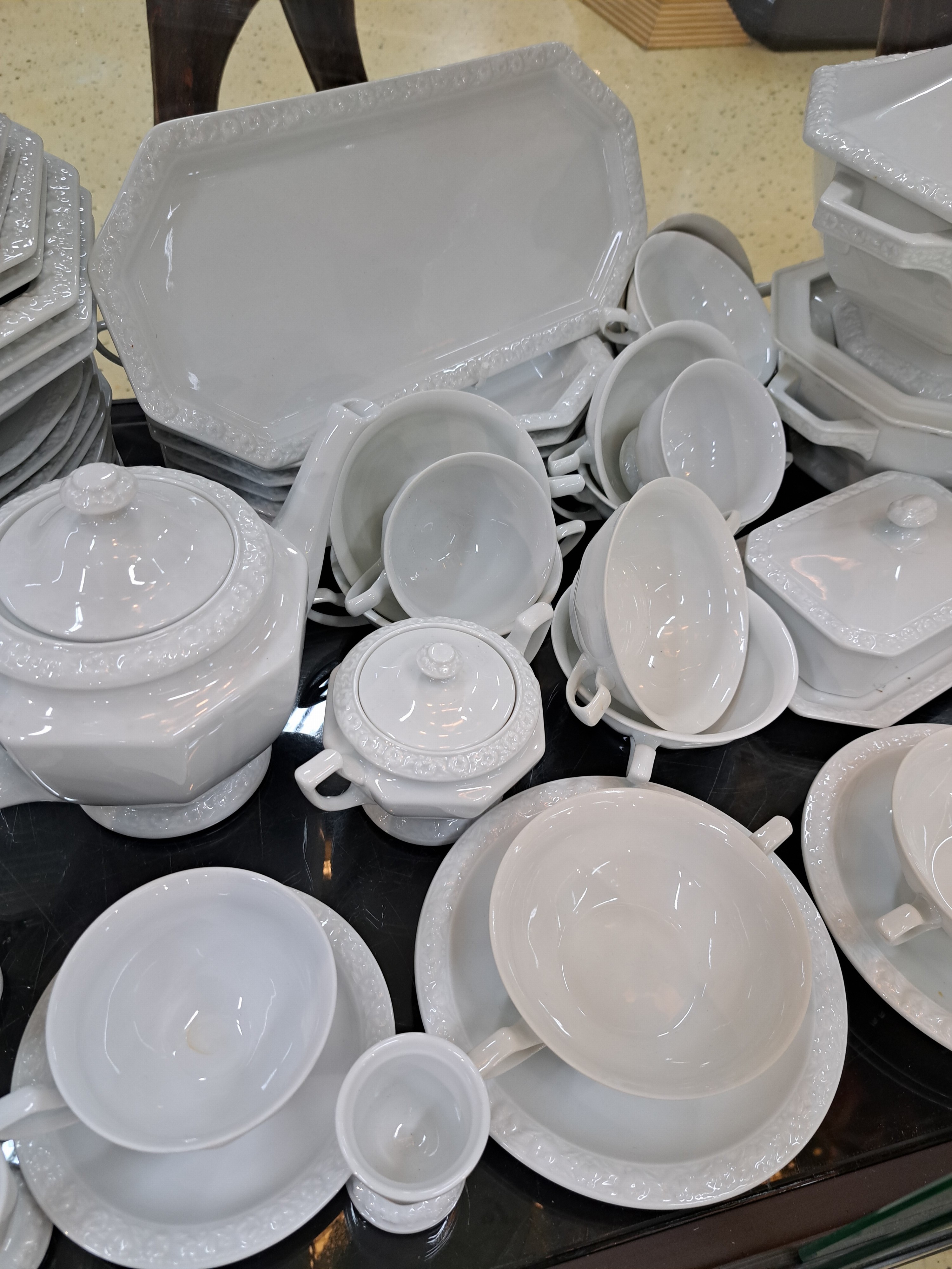 Detail k: Umfangreiches Kaffee- und Speiseservice, Rosenthal, Modell Maria weiß, 7 Tassen mit Untertassen, 10 Eierbecher, Milchkännchen, Zuckerdose, Kanne, ...
