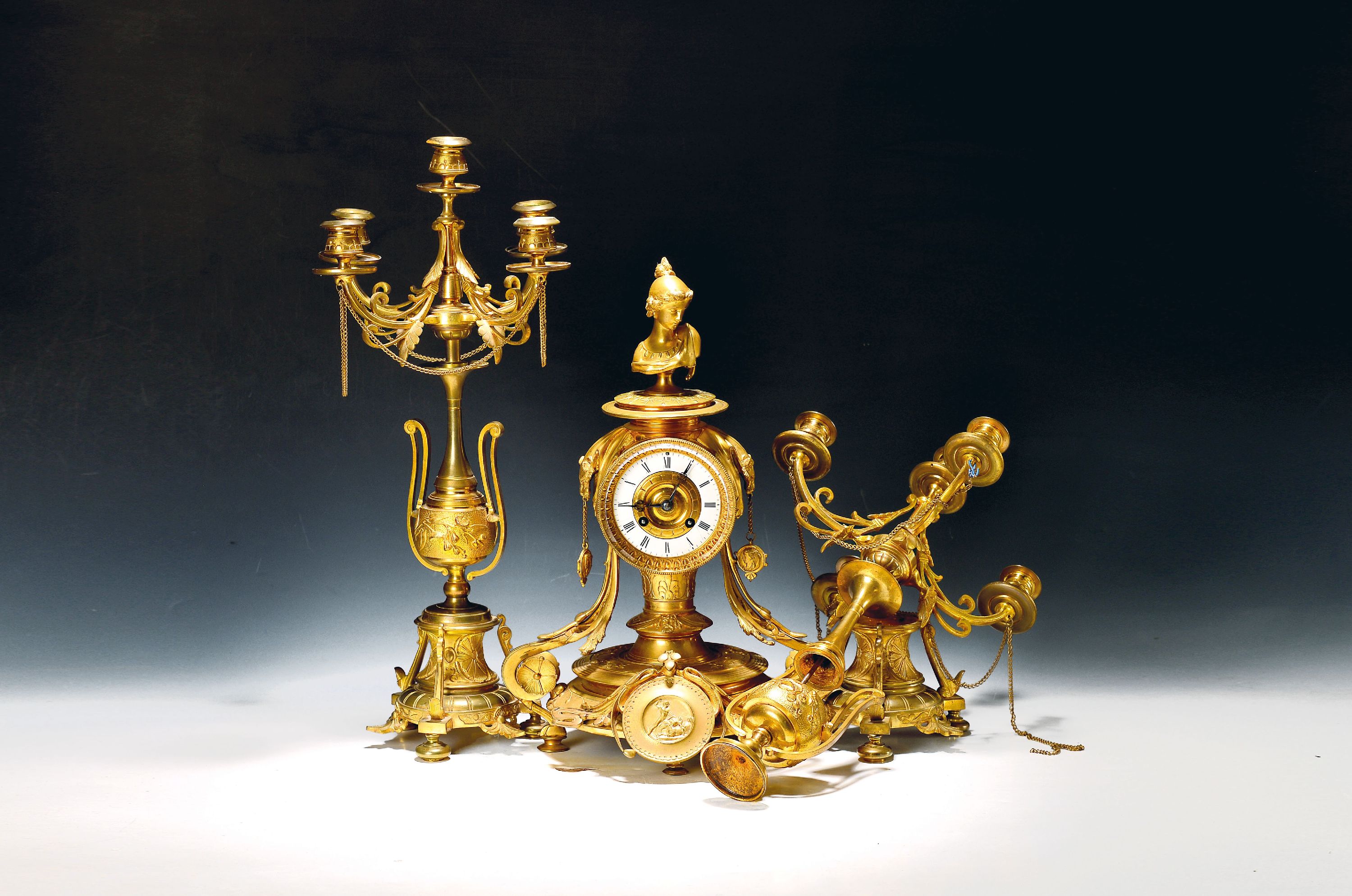Image 27127304 - Pendule mit zwei Beistellern, Frankreich um 1900, Historismus/Eklektizismus, verziertes ...