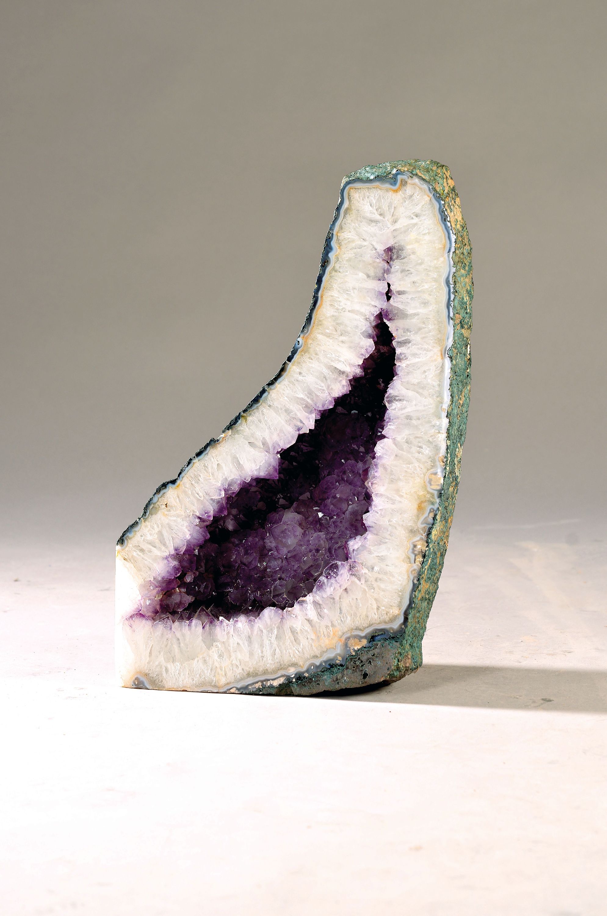 Image 27127339 - Große Amethyst-Druse, wohl Brasilien, geschliffene Front mit weißer Calcit-Rahmung, ...