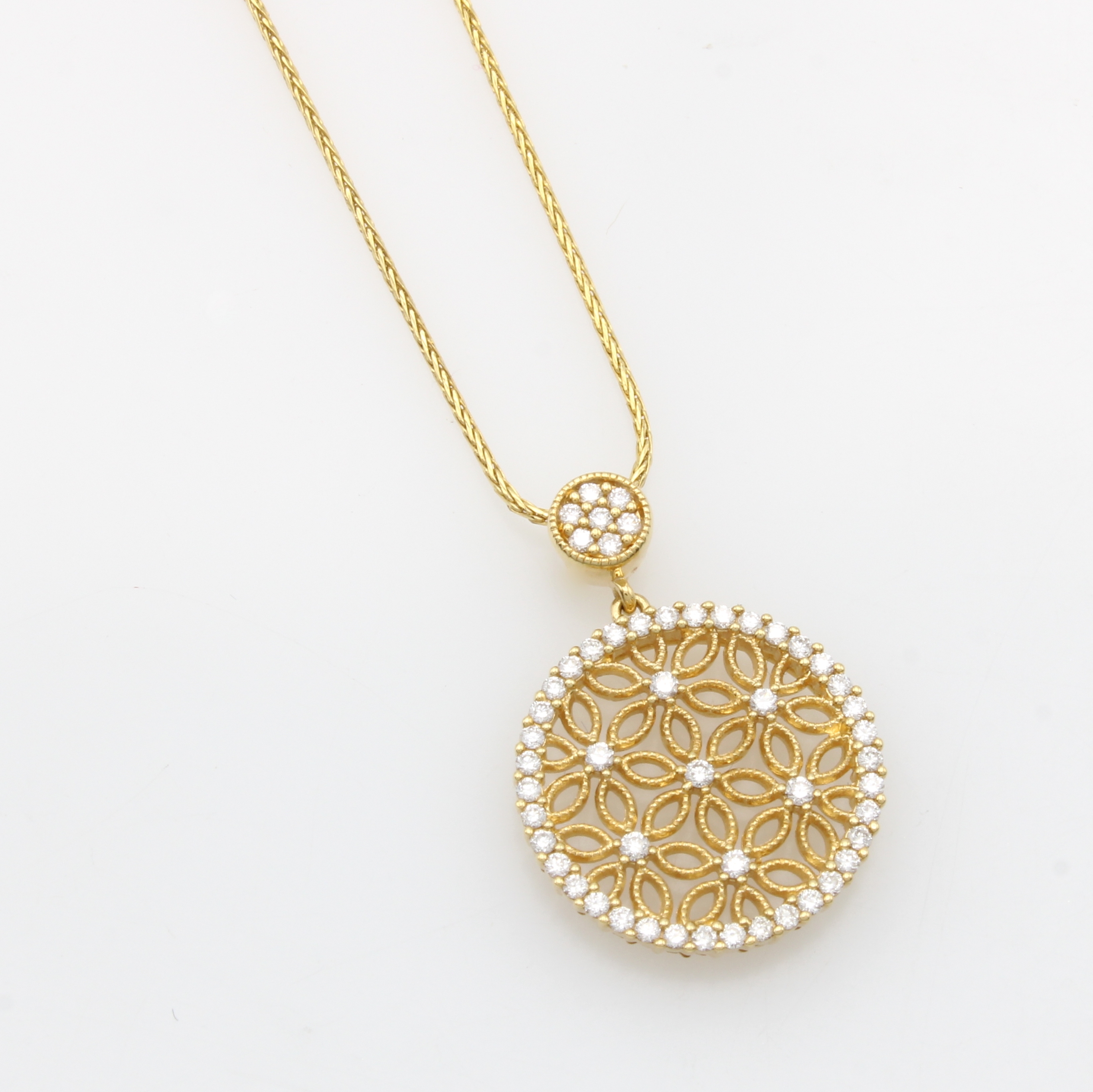 Image 27127396 - Anhänger mit Brillanten an Kette, GG 585/000, runde, durchbrochene Form, Brill. zus. ...