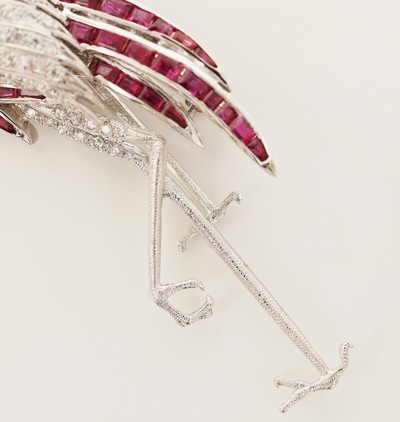 27127342c - 18 kt Gold Diamant Rubin Smaragd Brosche, WG 750/000, ´2 Kraniche´, reich bes. mit ...