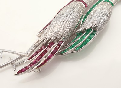 27127342e - 18 kt Gold Diamant Rubin Smaragd Brosche, WG 750/000, ´2 Kraniche´, reich bes. mit ...