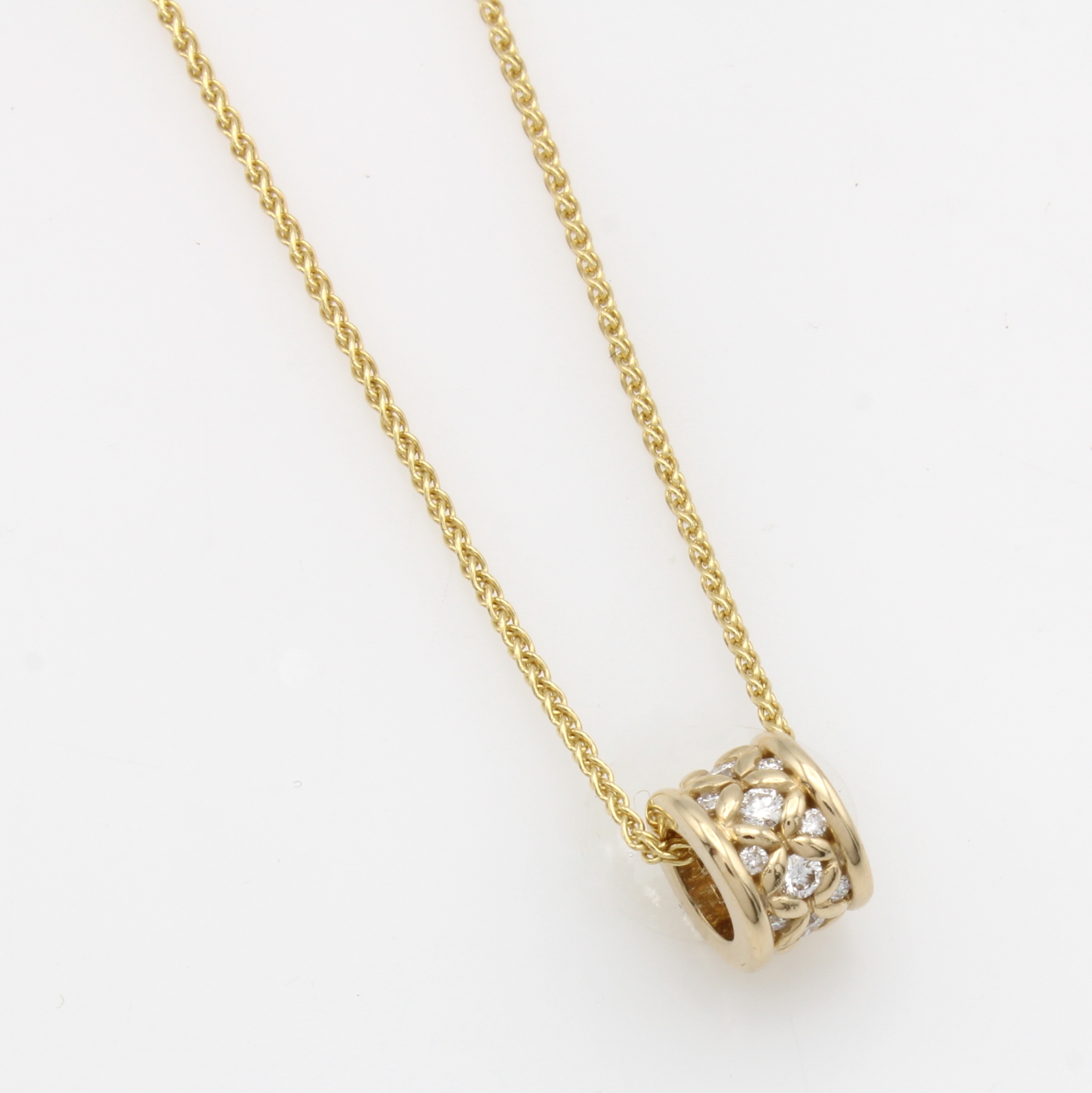 Image 27127402 - Anhänger ´Röllchen´ mit Brillanten an Kette, GG 585/000, Brill. zus. ca. 0.20 ct ...