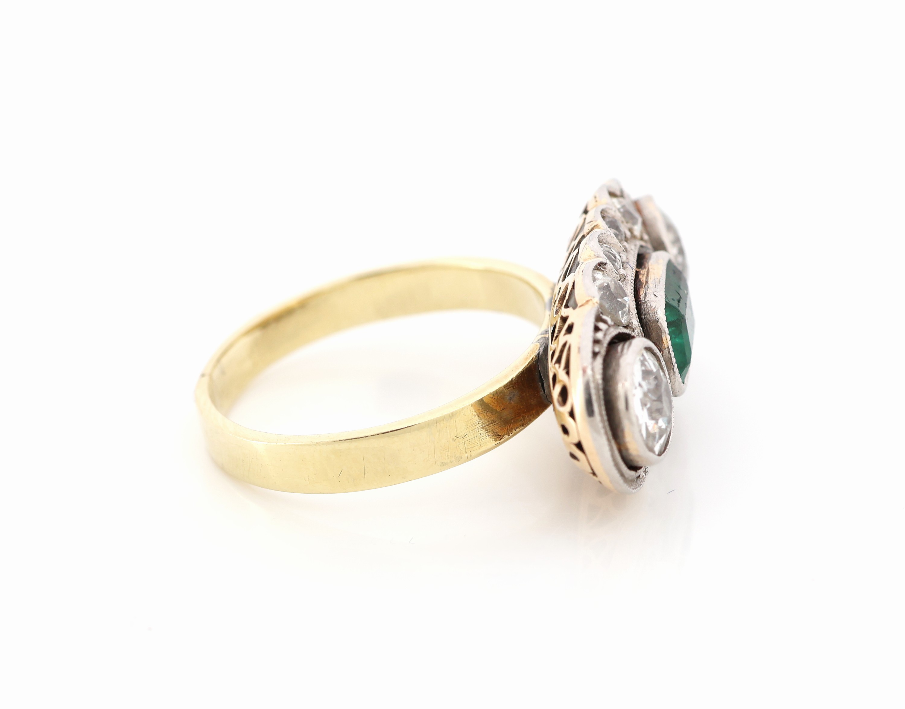 Detail b: 14 kt Gold Smaragd-Diamant-Ring, GG/WG 585/000, Ringkopf um 1930, mittig facett. Smaragd ca. 0.90 ct, 2 Altschliffdiamanten zus. ca. 0.80 ct ...