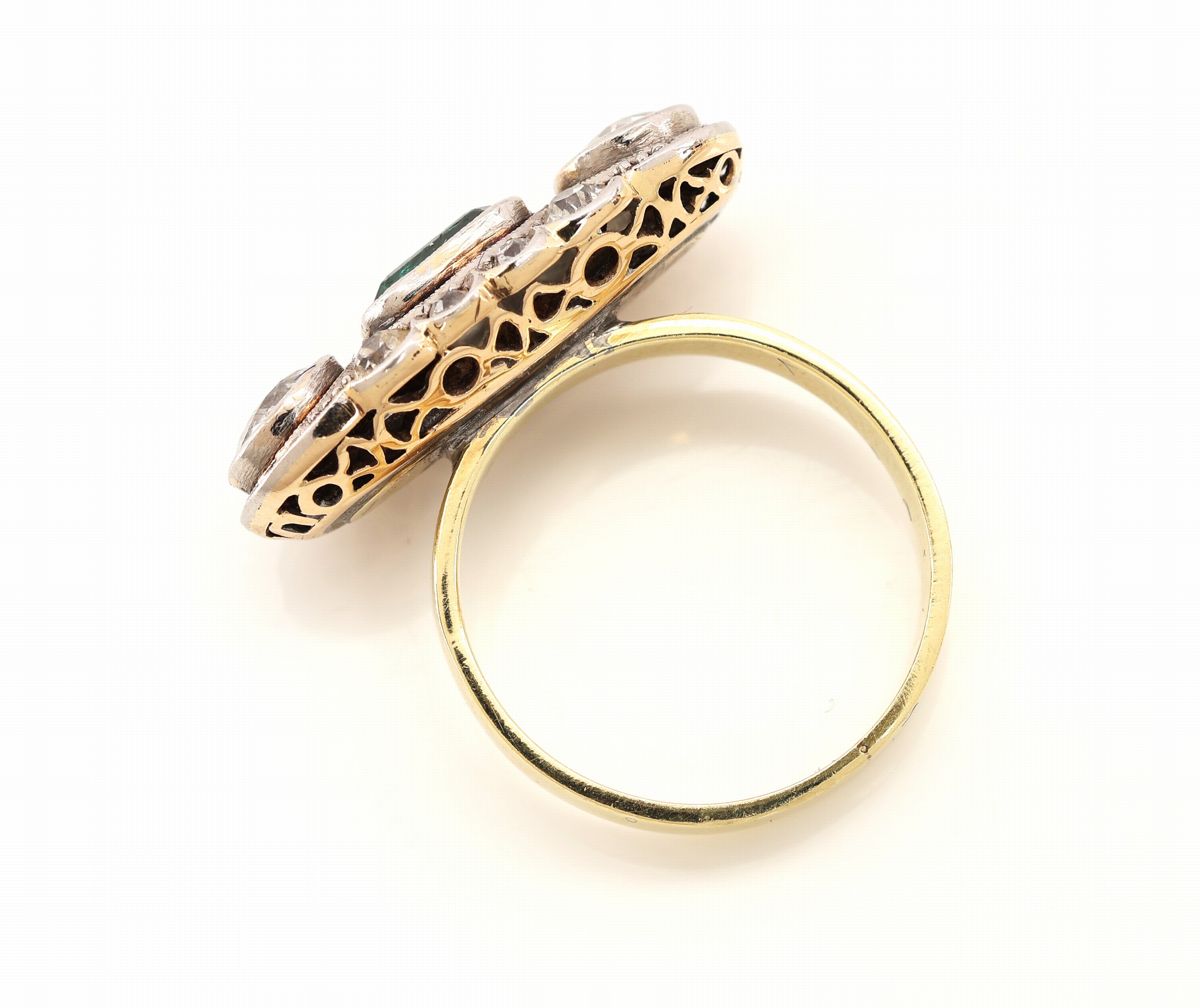 Detail c: 14 kt Gold Smaragd-Diamant-Ring, GG/WG 585/000, Ringkopf um 1930, mittig facett. Smaragd ca. 0.90 ct, 2 Altschliffdiamanten zus. ca. 0.80 ct ...