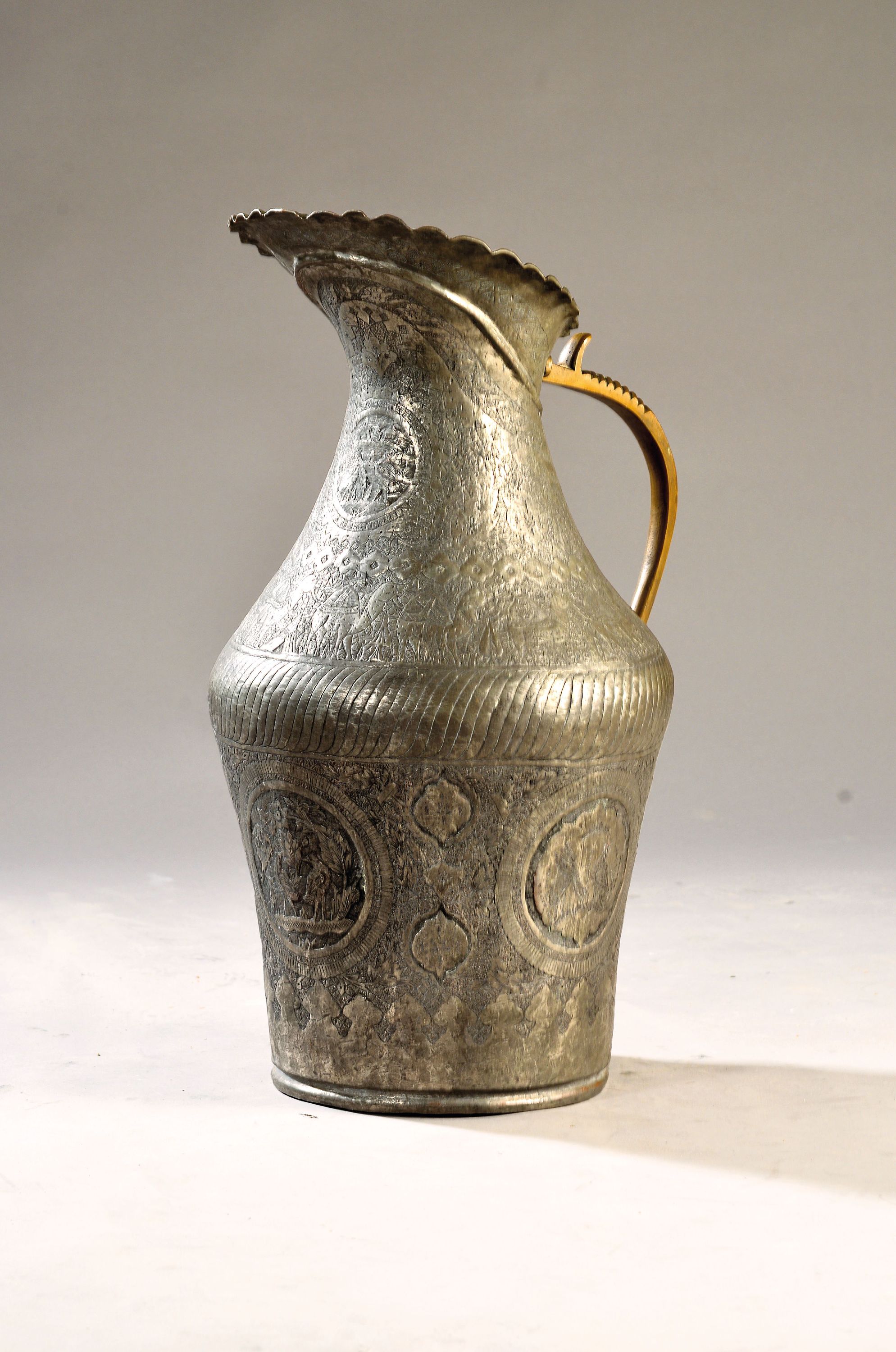 Image 27127460 - 70 cm hoher Prunkkrug/Kanne, wohl Iran, Kupfer getrieben und teilweise verzinnt, ...