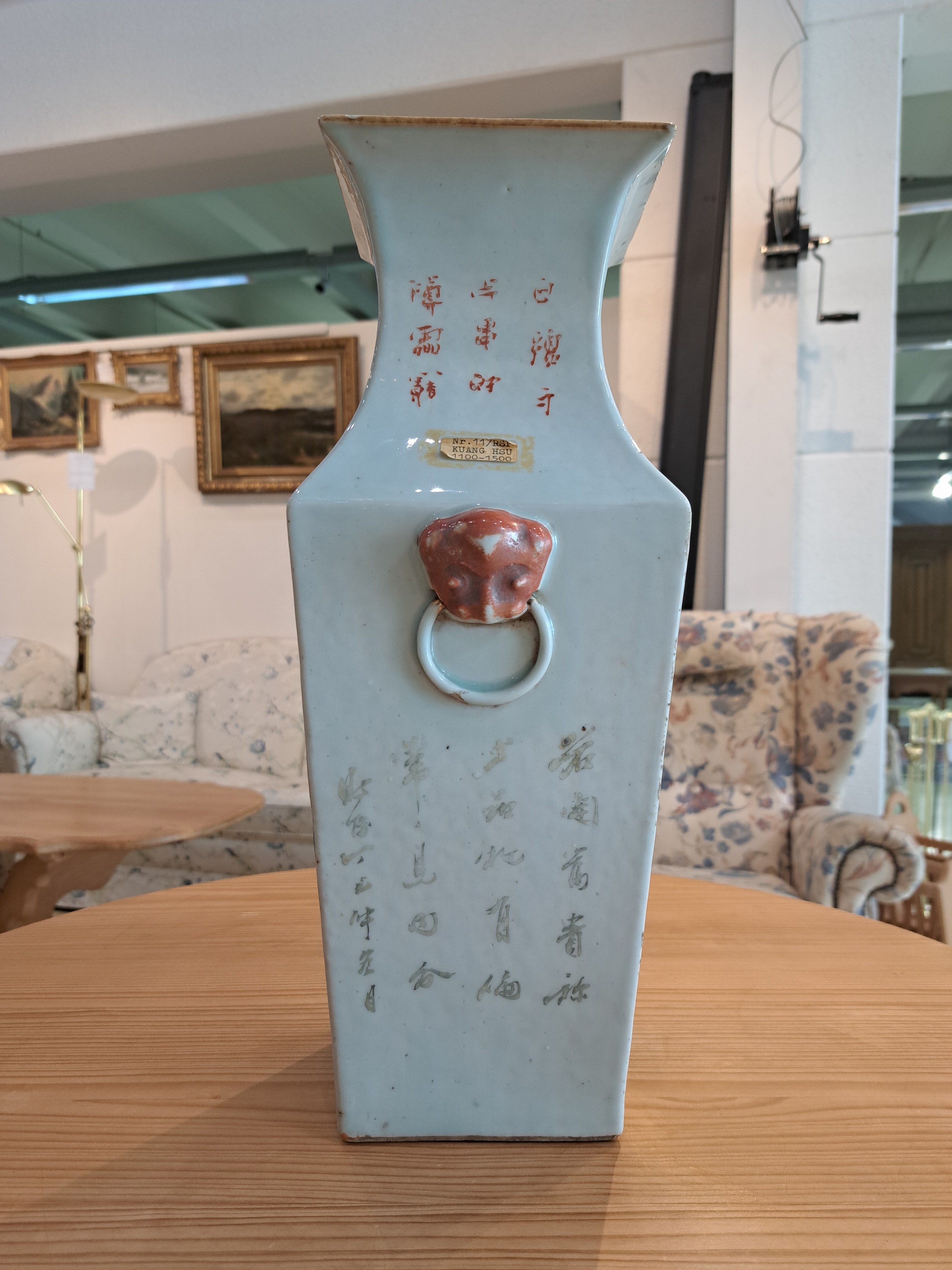 Detail c: Vierkantvase, China, um 1880-90, Porzellan, bunt bemalt mit Kranichen, Päonien und Schriftzeichen, angedeutete Henkel, H. ca. 39.5cm