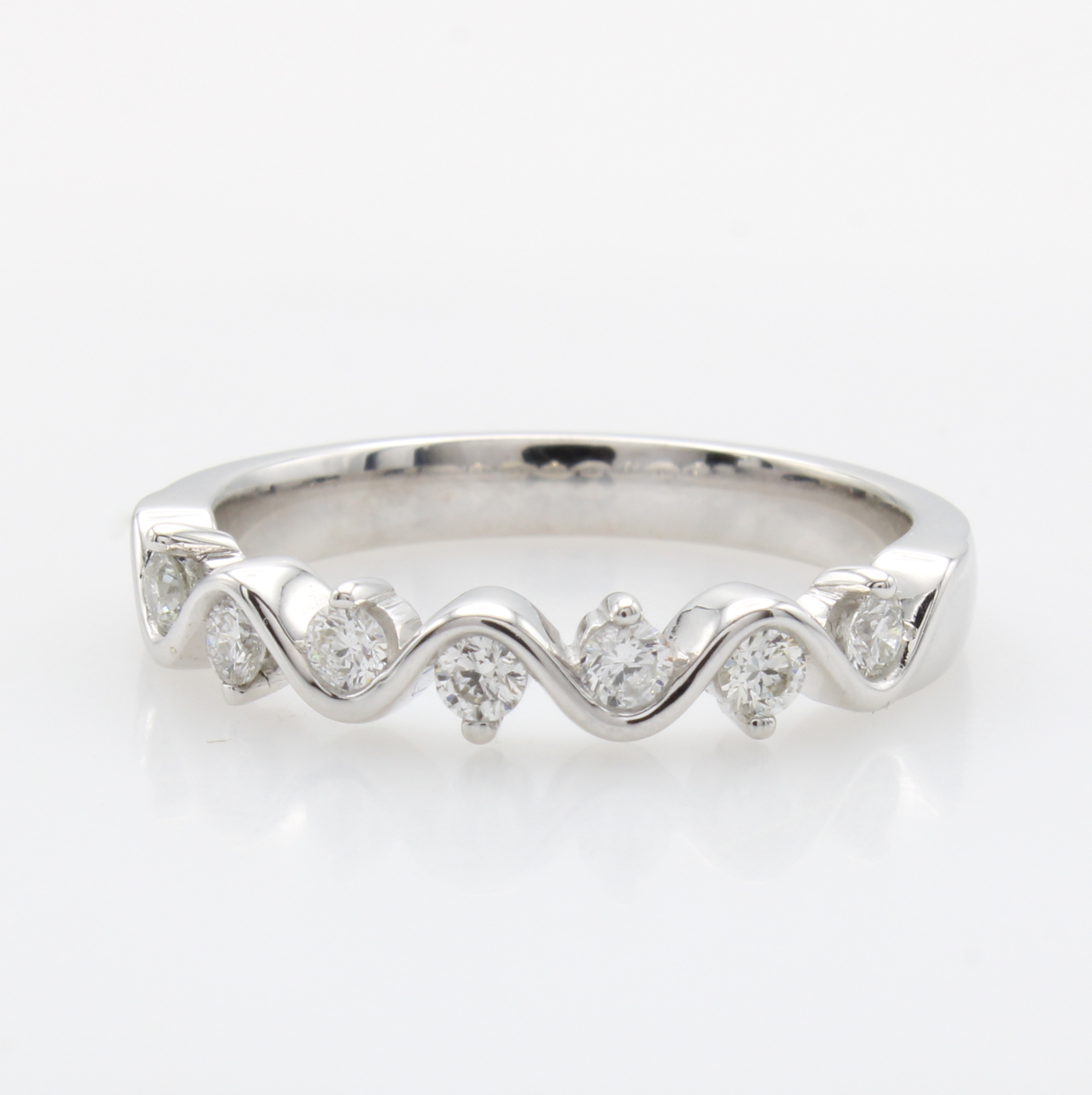 Image 27127472 - Ring mit Brillanten, WG 585/000, 7 Brill. zus. ca. 0.30 ct Weiß/si, l. wellenförm. ...