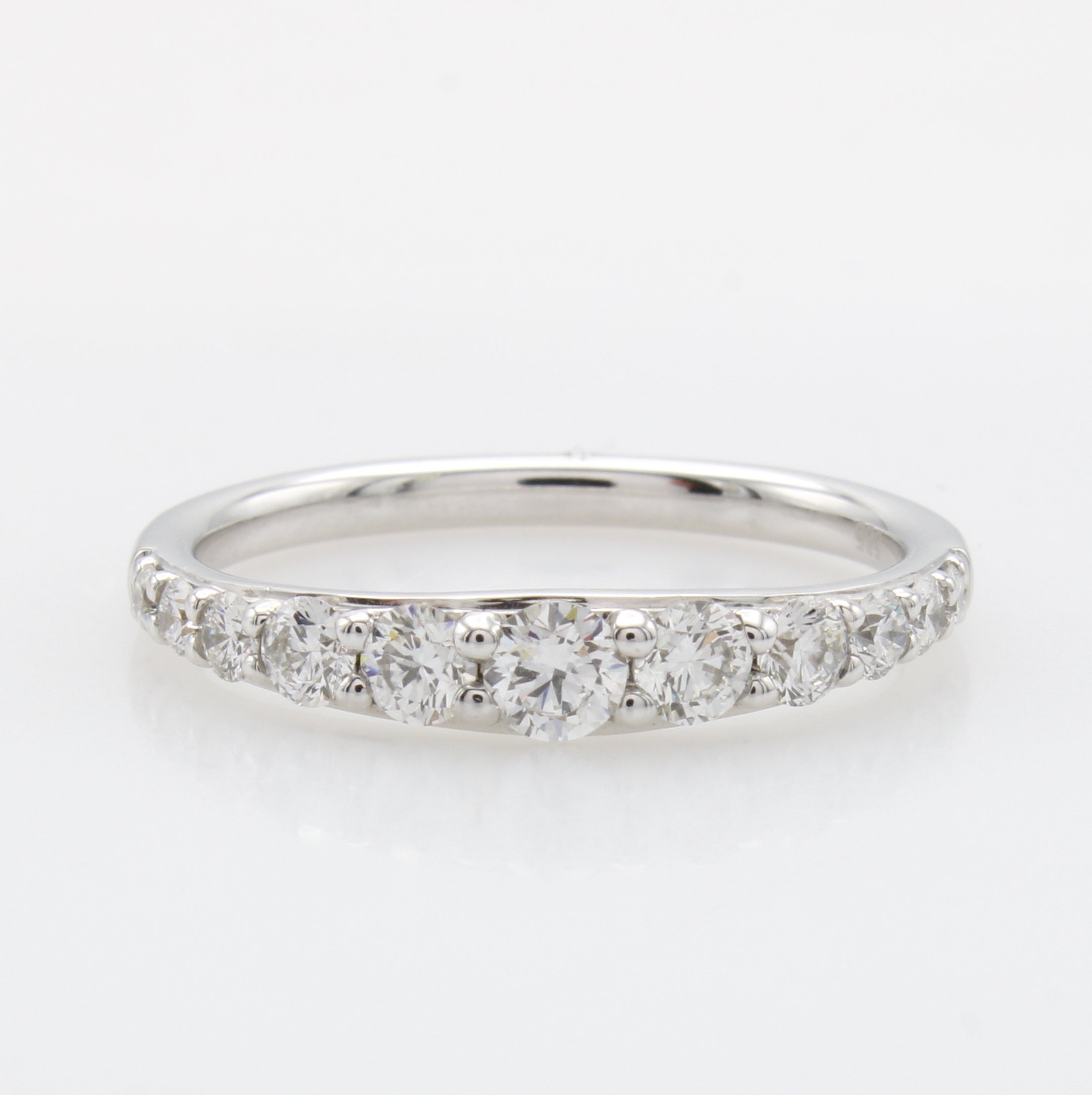 Image 27127480 - Ring mit Brillanten, WG 585/000, 11 Brill. in versch. Größen zus. ca. 0.70 ct ...