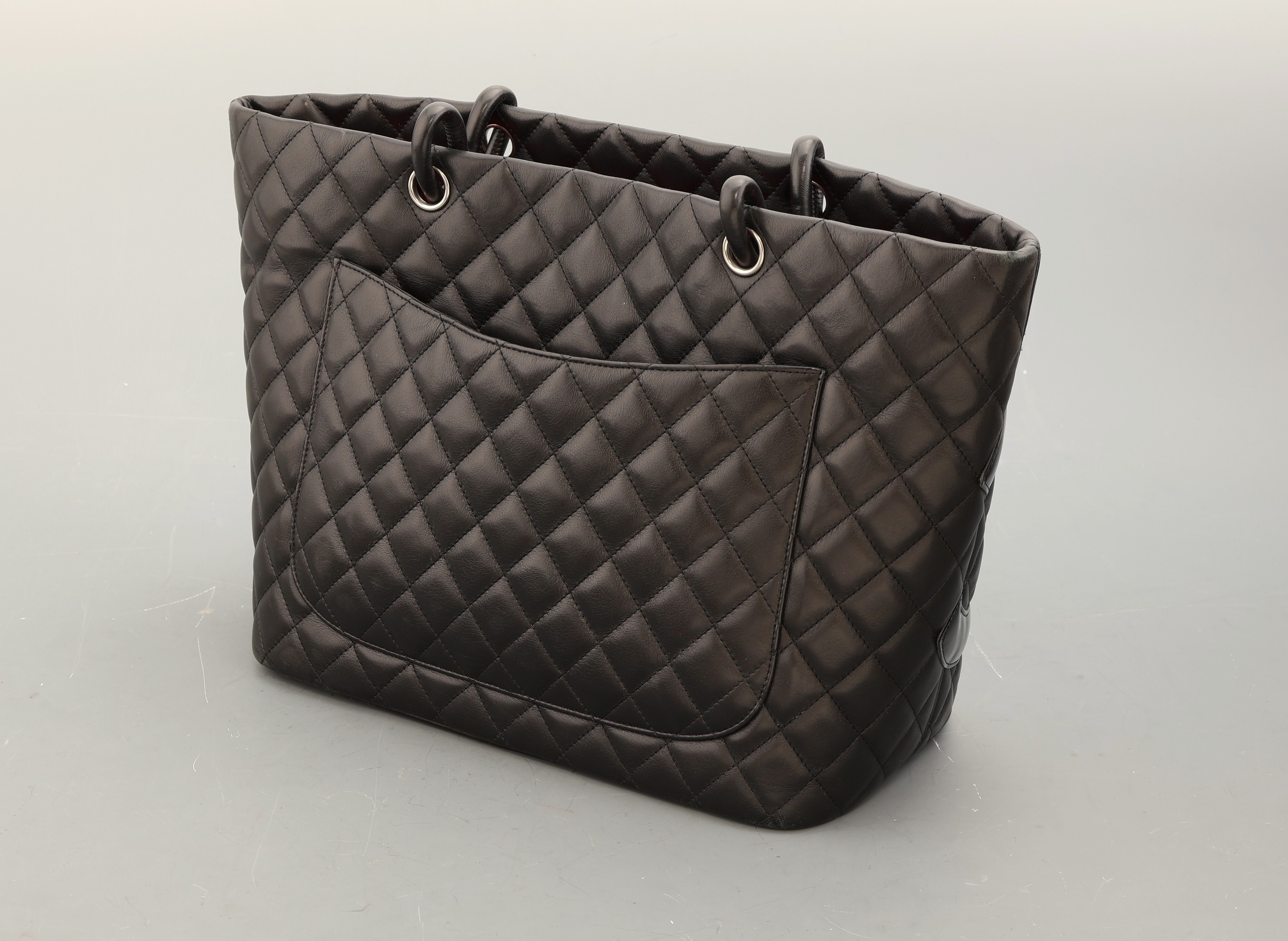 Detail a: CHANEL Cambon Ligne Tote Bag, schwarzes Lammleder in typ. Chanel Step, aufgel. CC- Emblem in schwarzem Lackleder, 2 Ledertrage- henkel, ...