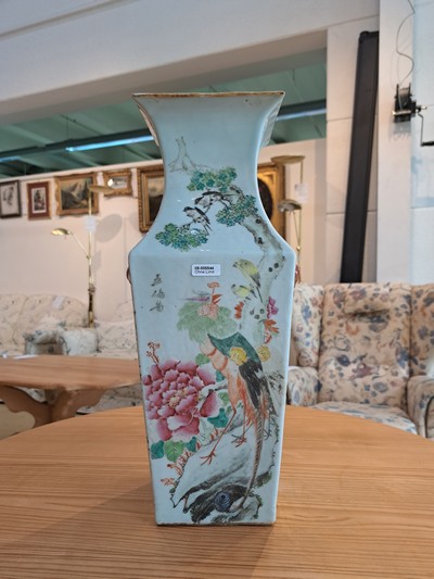 27127465b - Vierkantvase, China, um 1880-90, Porzellan, bunt bemalt mit Kranichen, Päonien und ...