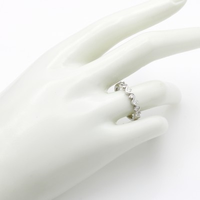 27127472a - Ring mit Brillanten, WG 585/000, 7 Brill. zus. ca. 0.30 ct Weiß/si, l. wellenförm. ...