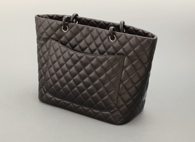 27127481a - CHANEL Cambon Ligne Tote Bag, schwarzes Lammleder in typ. Chanel Step, aufgel. CC- ...