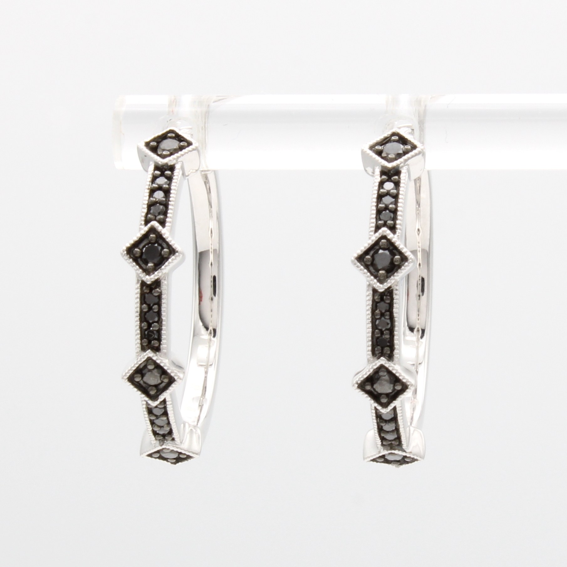 Image 27127503 - Paar Klappcreolen mit Diamanten, WG 585/000, schwarze Diam. (beh.) z.T. carréeförm. ...