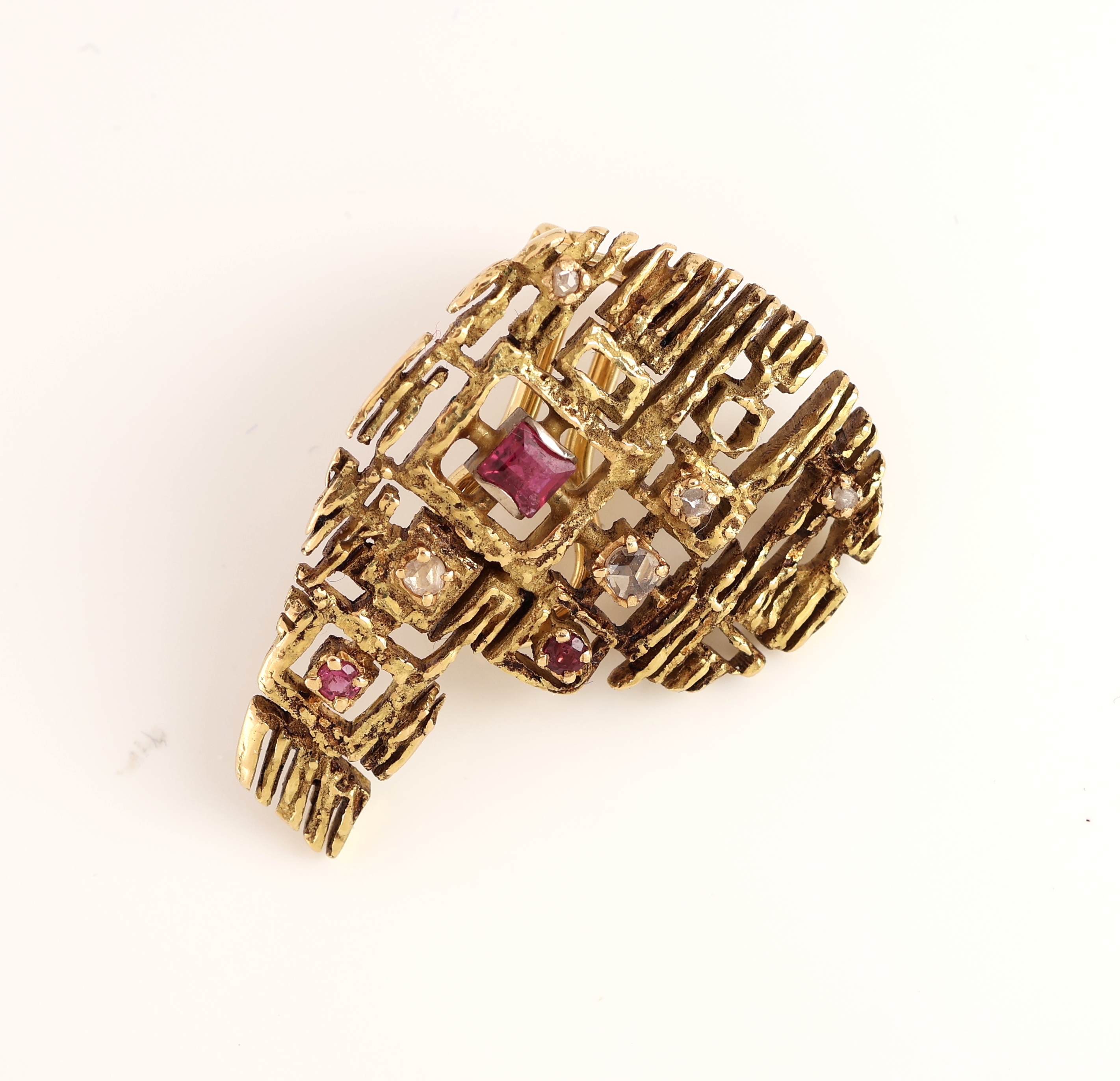 Detail a: Paar 18 kt Gold Rubin-Diamant-Ohrstecker, GG 750/000, abstraktes Design, Oberfläche strukt., 4 rundfacett. Rubine und 2 Carrees zus. ca. 0.54 ct, 8 ...