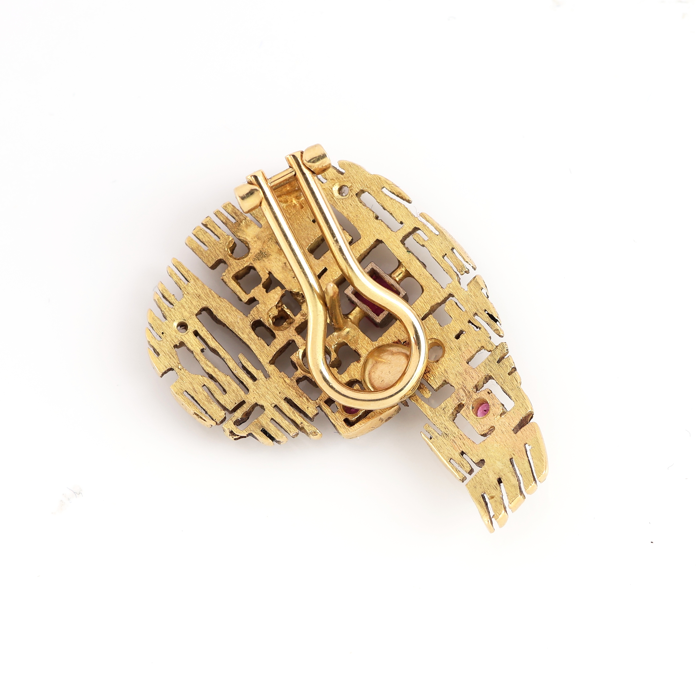 Detail b: Paar 18 kt Gold Rubin-Diamant-Ohrstecker, GG 750/000, abstraktes Design, Oberfläche strukt., 4 rundfacett. Rubine und 2 Carrees zus. ca. 0.54 ct, 8 ...