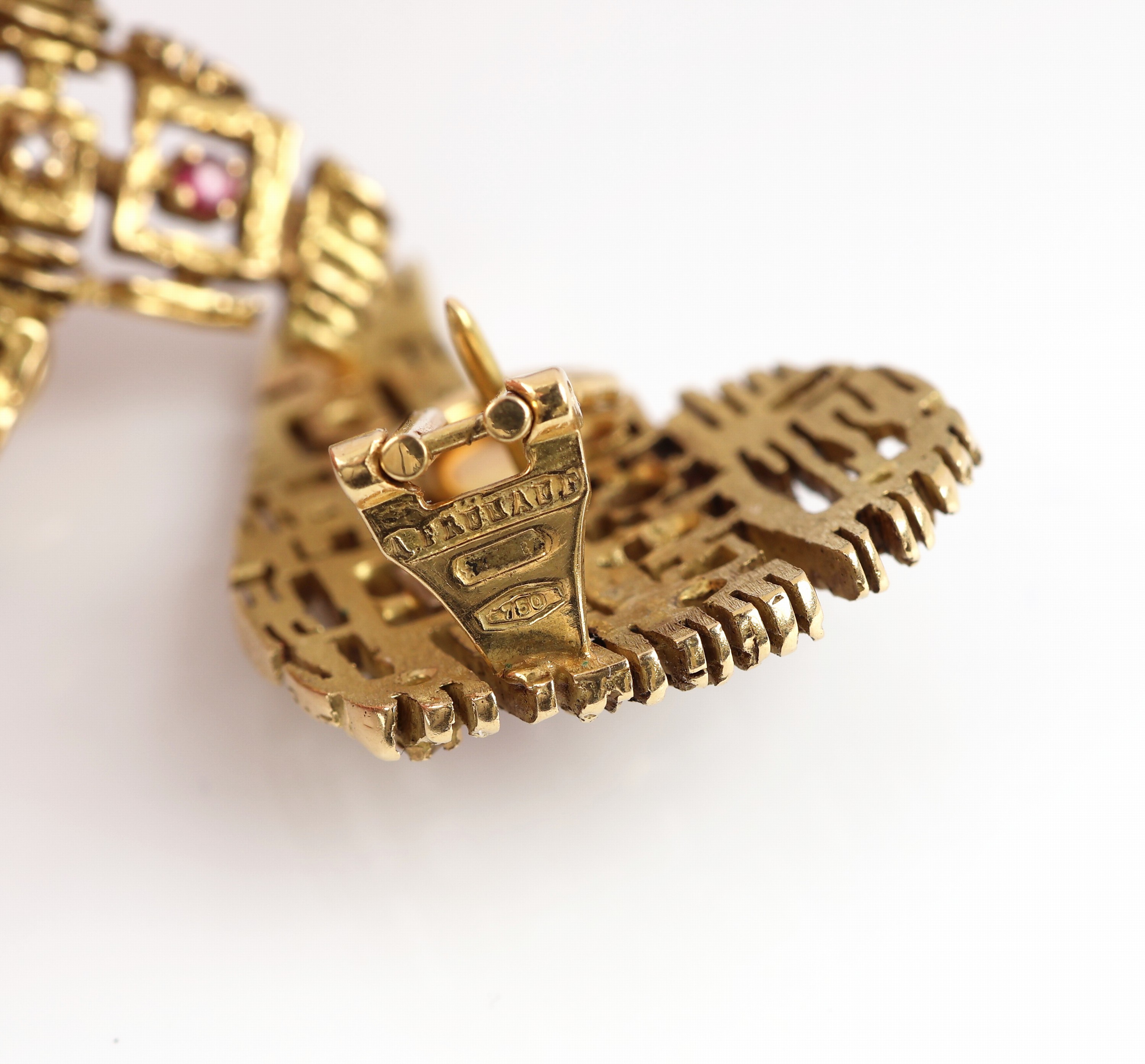Detail c: Paar 18 kt Gold Rubin-Diamant-Ohrstecker, GG 750/000, abstraktes Design, Oberfläche strukt., 4 rundfacett. Rubine und 2 Carrees zus. ca. 0.54 ct, 8 ...