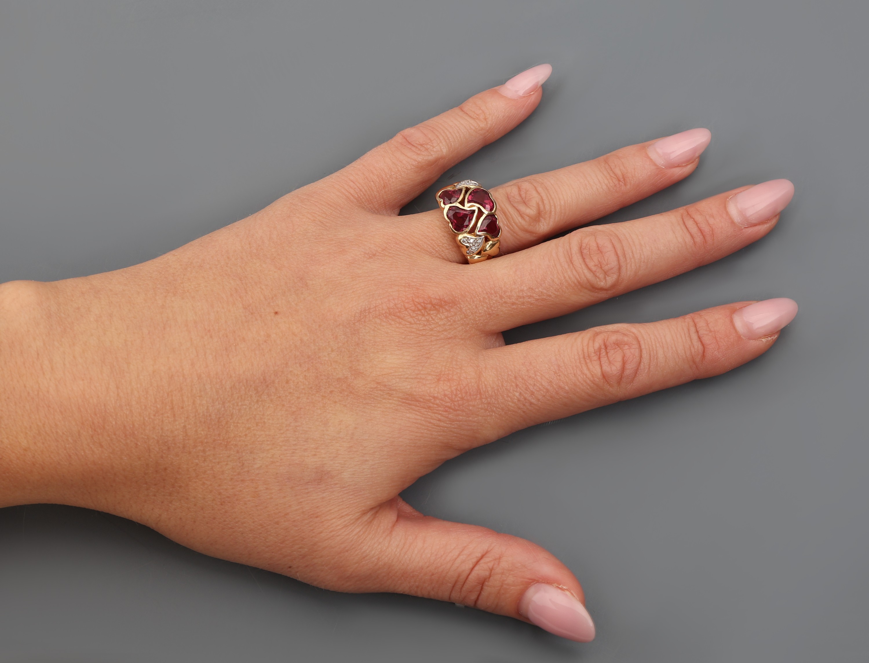 Detail d: 14 kt Gold Granat-Diamant-Ring, GG 585/000,Ringkopf aus herzf. Elementen, 4 facett. Almandin Granat-Herze zus. ca. 5.0 ct, 10 8/8-Diamanten zus. ca. ...