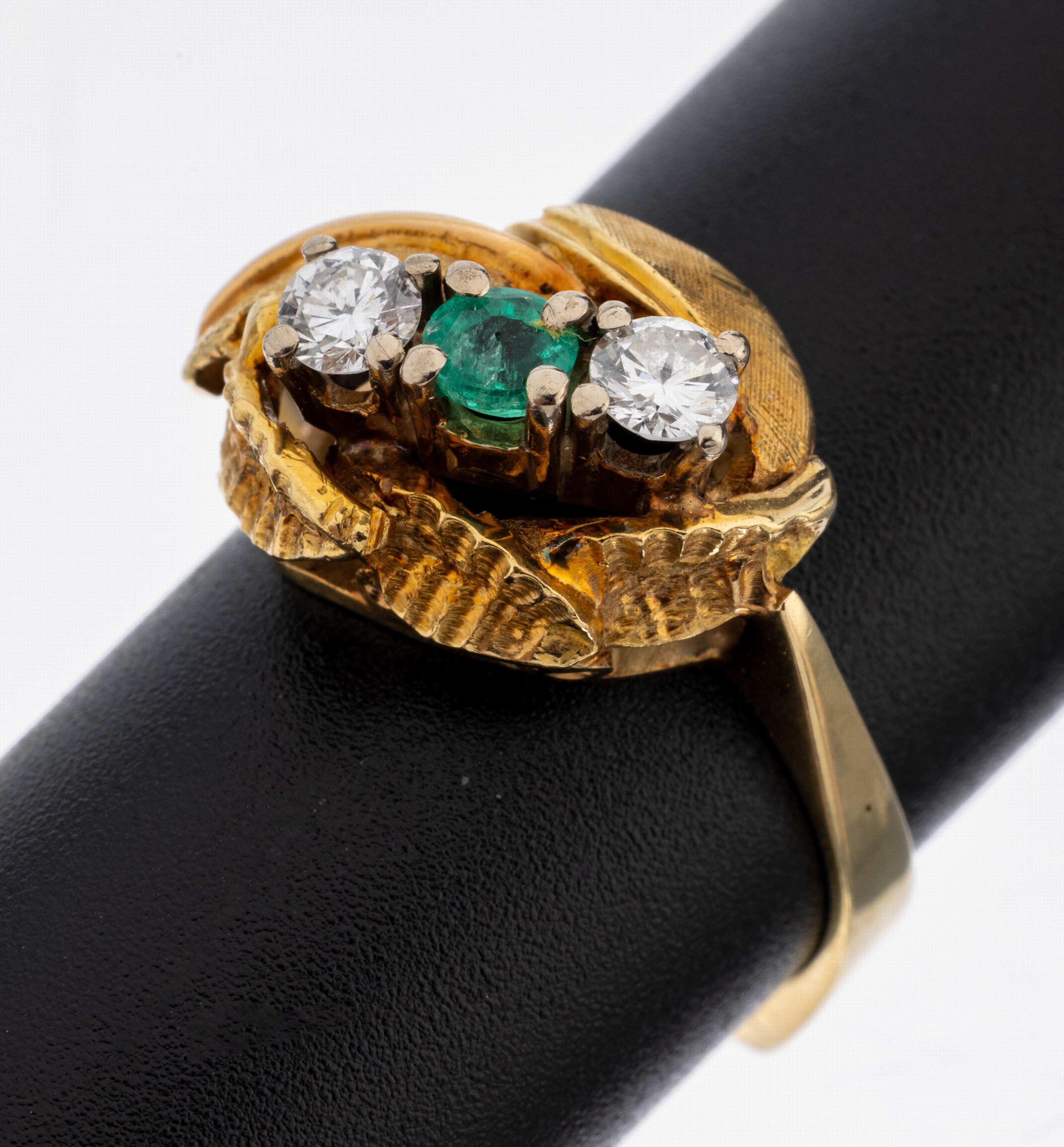Image 27127649 - 14 kt Gold Smaragd-Brillant-Ring, 1960er Jahre, GG 585/000, abstrakt floraler Ringkopf, ...