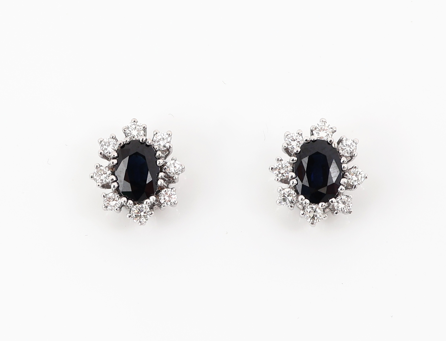 Detail a: Paar 14 kt Gold Saphir-Brillant-Ohrstecker, WG 585/000, 2 ovalfacett. Saphire zus. ca. 1.60 ct, 16 Brillanten zus. ca. 0.48 ct Weiß/si, ca. 3.9 g, 1 ...