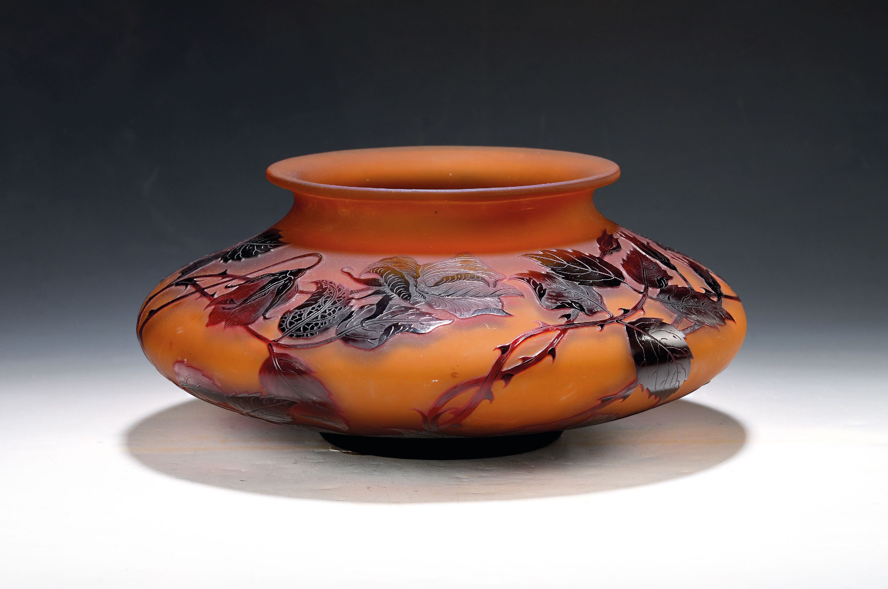 Image 27127666 - Große Vase, Emile Gallé, um 1900, farbloses Glas, zweifach überfangen, brauner ...