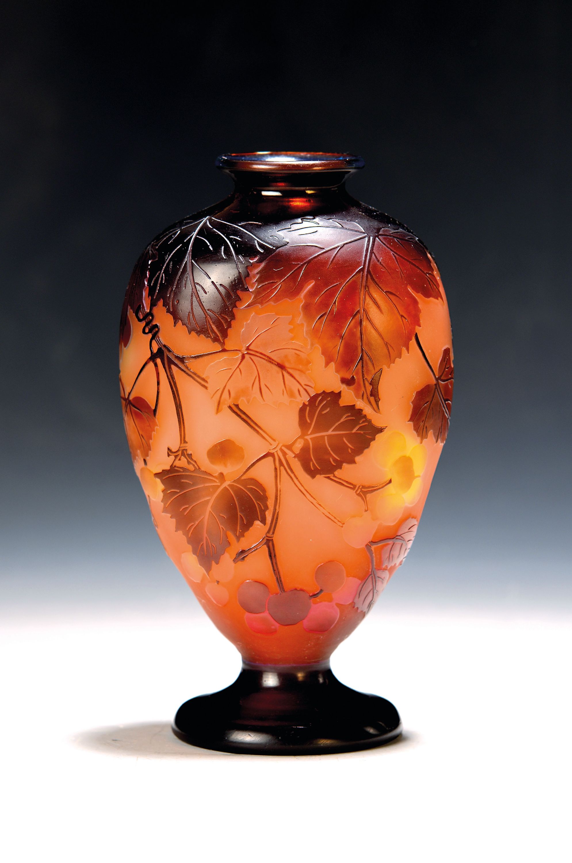 Image 27127667 - Vase, Emile Galle, um 1900, farbloses Glas, rosé, braun und gelb überfangen, geätzter ...