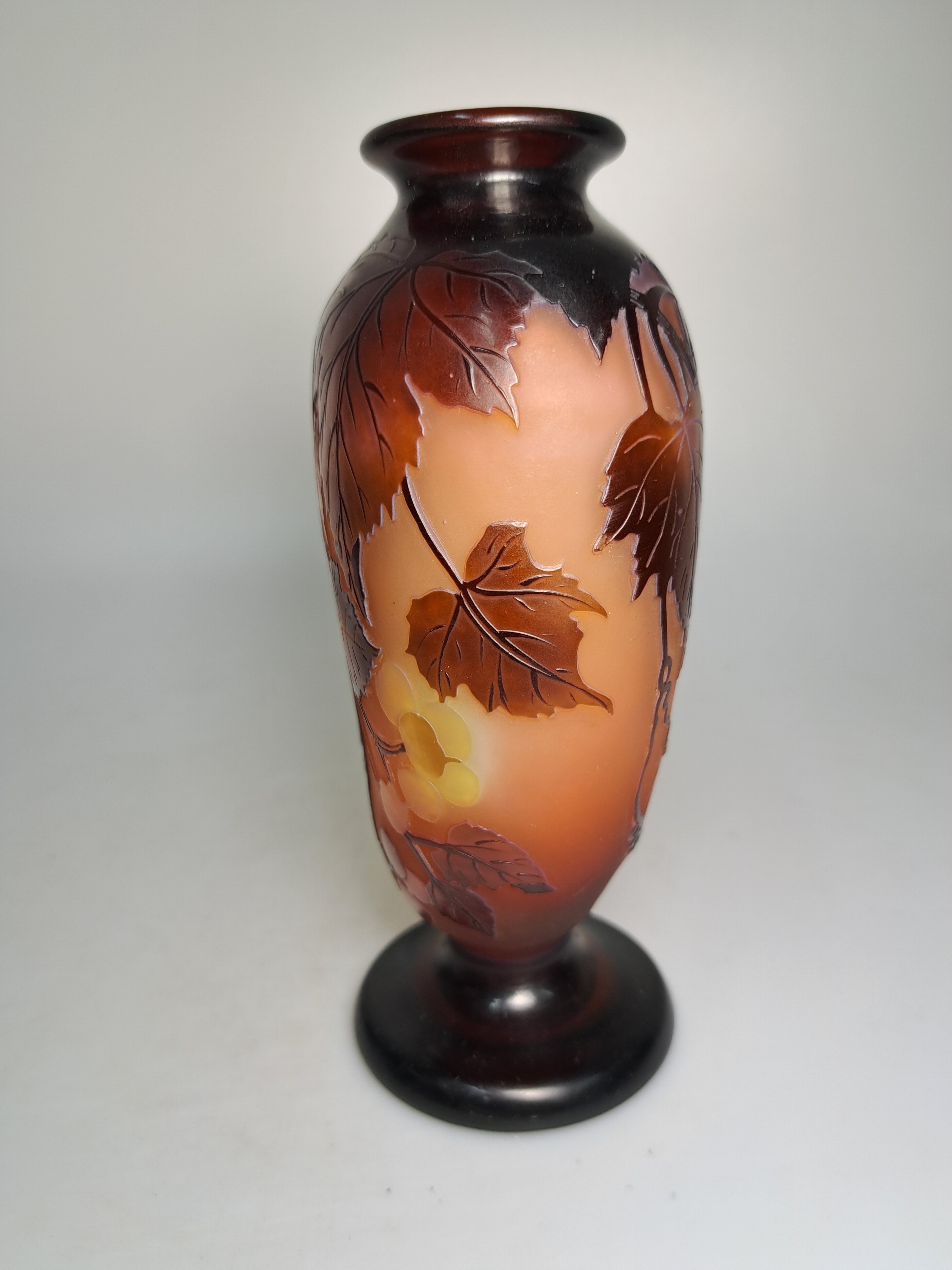 Detail d: Vase, Emile Galle, um 1900, farbloses Glas, rosé, braun und gelb überfangen, geätzter Dekor, Binnenzeichnung, signiert, H. 20 cm
