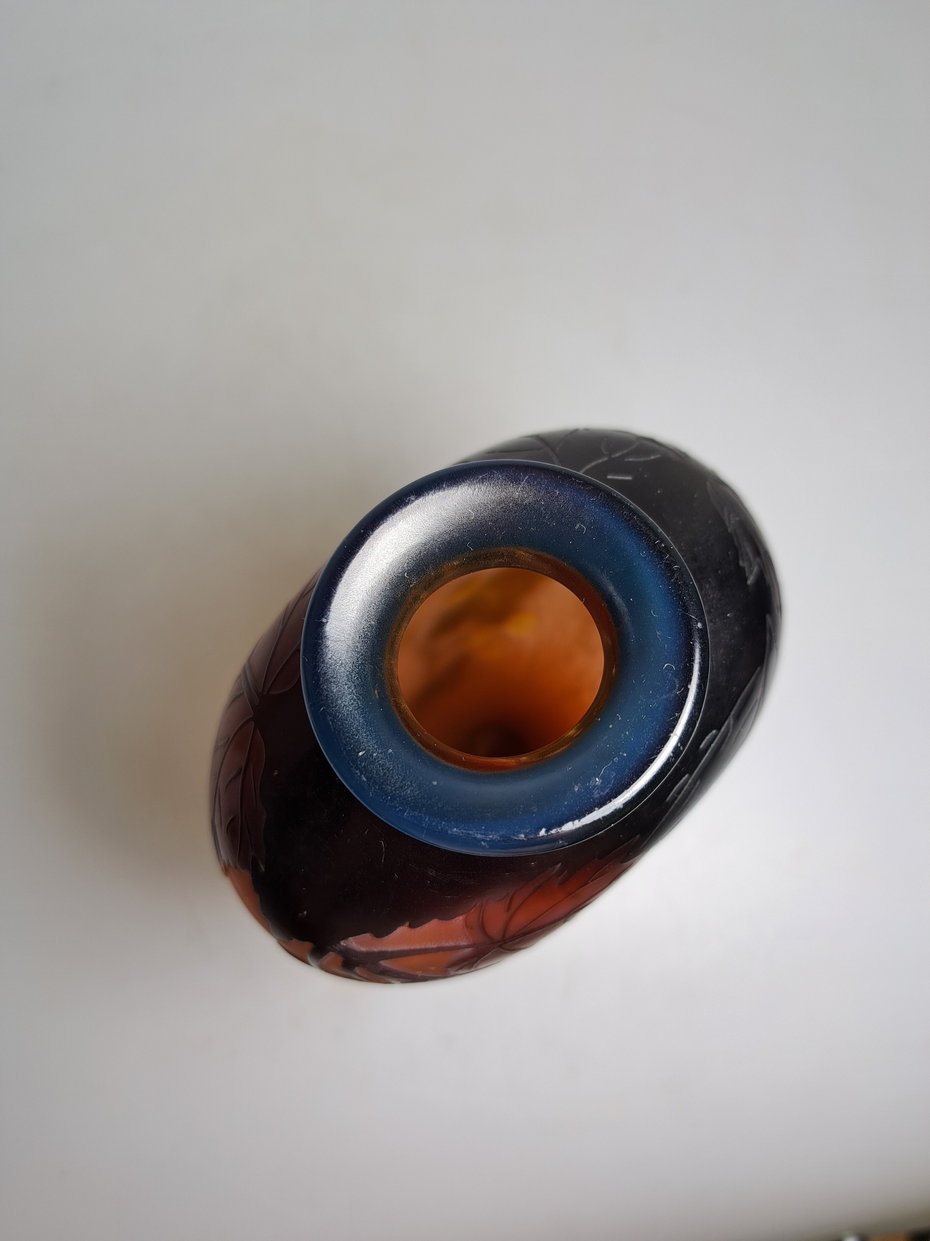Detail e: Vase, Emile Galle, um 1900, farbloses Glas, rosé, braun und gelb überfangen, geätzter Dekor, Binnenzeichnung, signiert, H. 20 cm