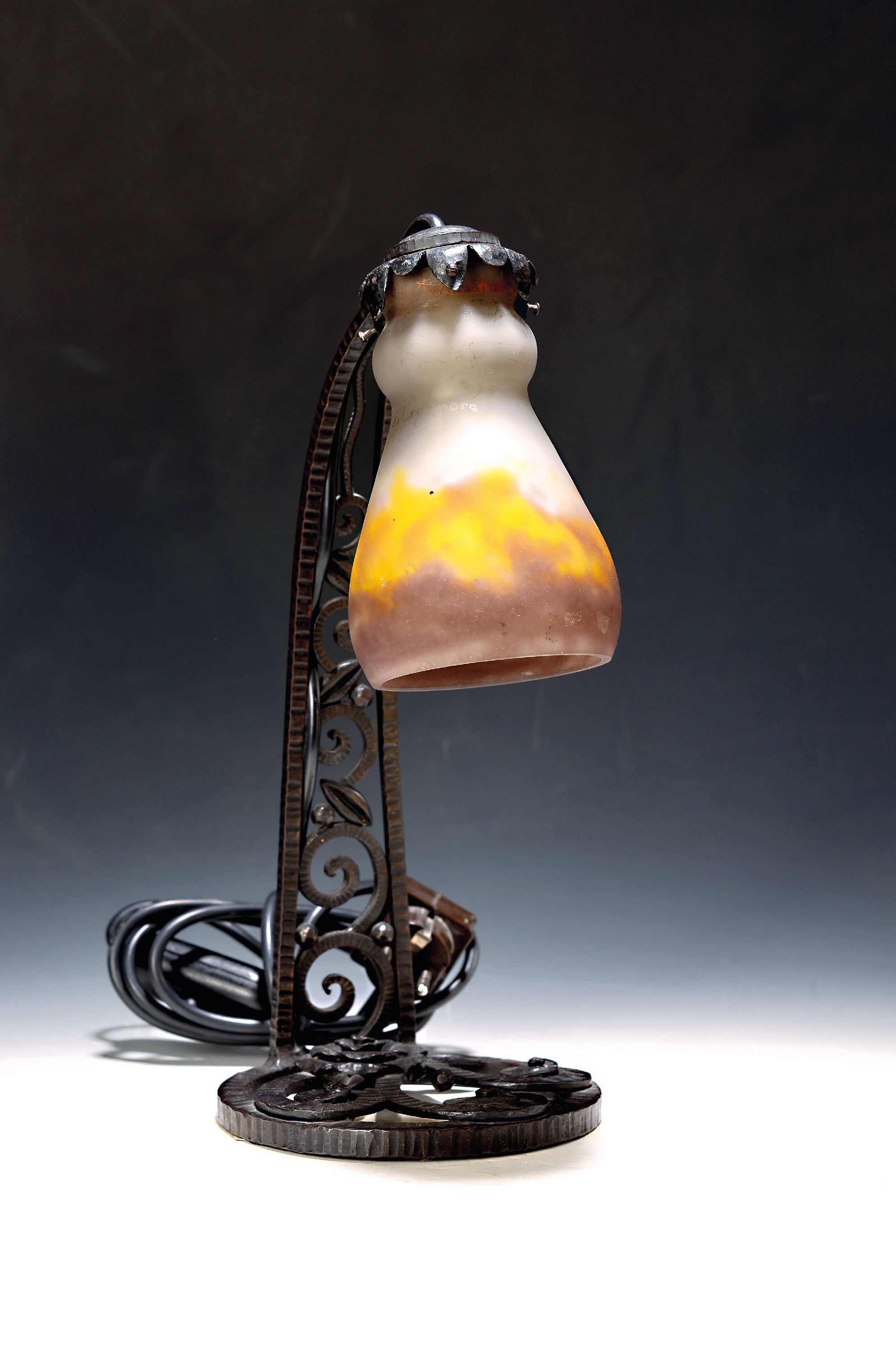 Image 27127668 - Tischlampe, Croismare, 20er Jahre, lilafarbene und gelbe Einpuderungen, signiert ...