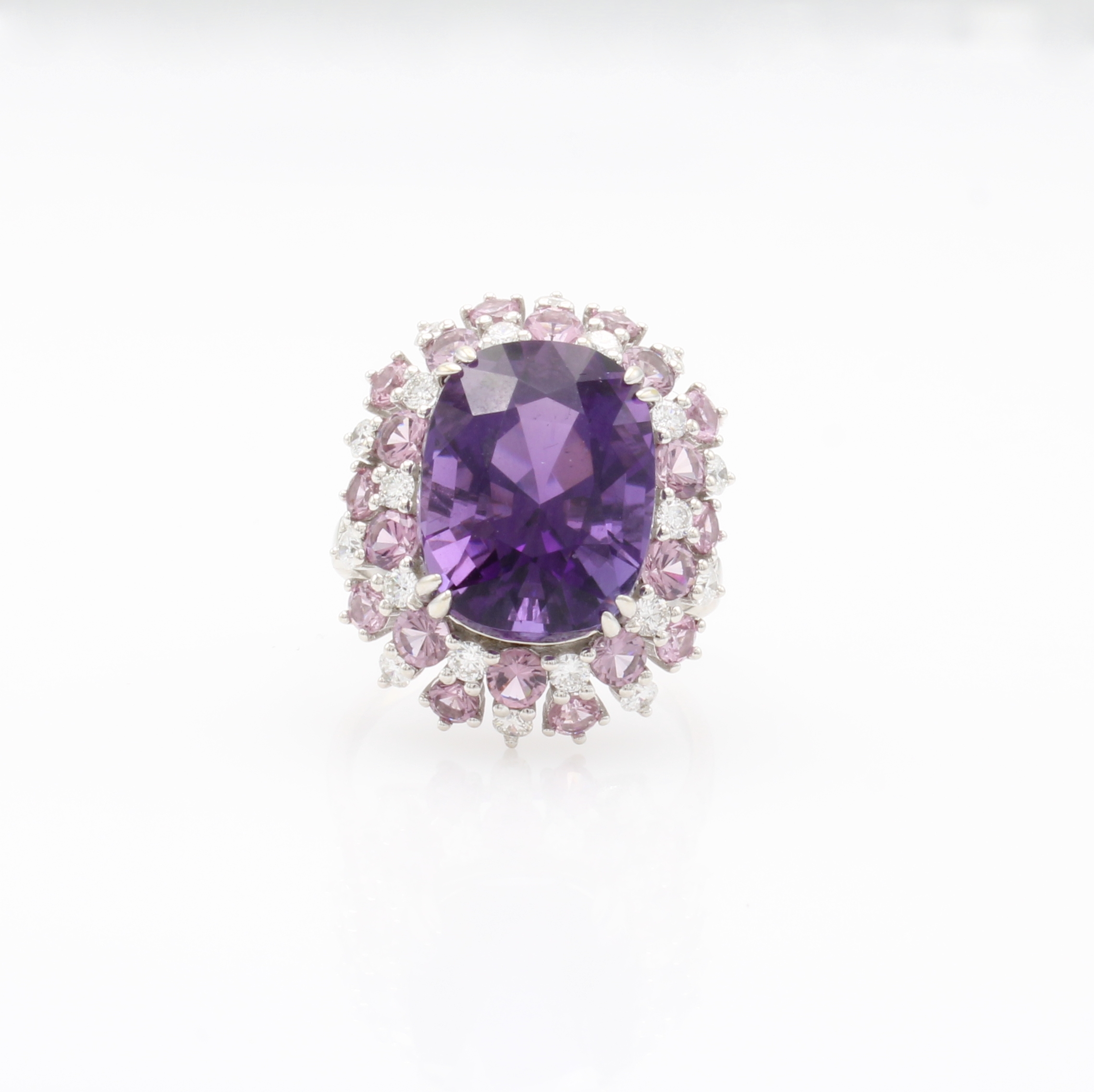 Image 27127687 - Ring mit Amethysten und Brillanten, WG 750/000, ovaler Amethyst und helle Besatz- ...
