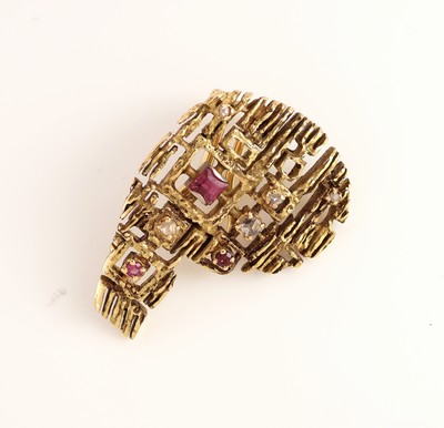 27127636a - Pair of 18 kt gold ruby-diamond-earrings , YG 750/000, abstract design, surface struct., ...