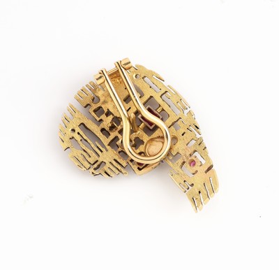 27127636b - Pair of 18 kt gold ruby-diamond-earrings , YG 750/000, abstract design, surface struct., ...