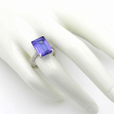 27127665b - Ring mit Tansanit und Brillanten, PT 950/000, achteck. Tansanit 7.91 ct, Ringschiene u. ...