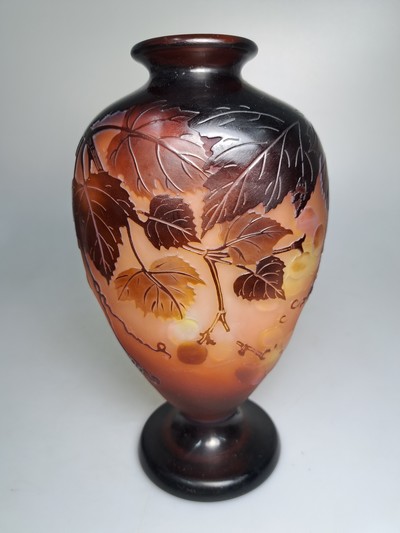 27127667a - Vase, Emile Galle, um 1900, farbloses Glas, rosé, braun und gelb überfangen, geätzter ...