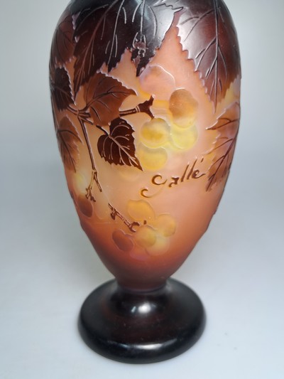 27127667b - Vase, Emile Galle, um 1900, farbloses Glas, rosé, braun und gelb überfangen, geätzter ...