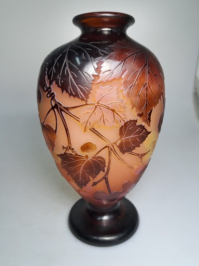 27127667c - Vase, Emile Galle, um 1900, farbloses Glas, rosé, braun und gelb überfangen, geätzter ...
