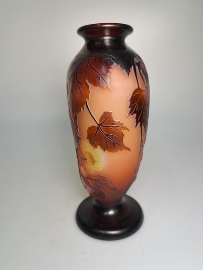 27127667d - Vase, Emile Galle, um 1900, farbloses Glas, rosé, braun und gelb überfangen, geätzter ...