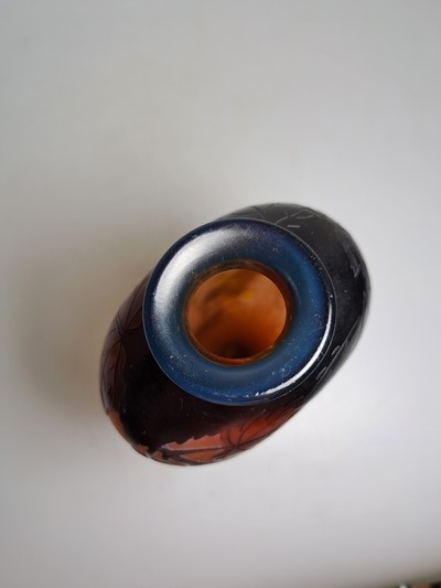 27127667e - Vase, Emile Galle, um 1900, farbloses Glas, rosé, braun und gelb überfangen, geätzter ...