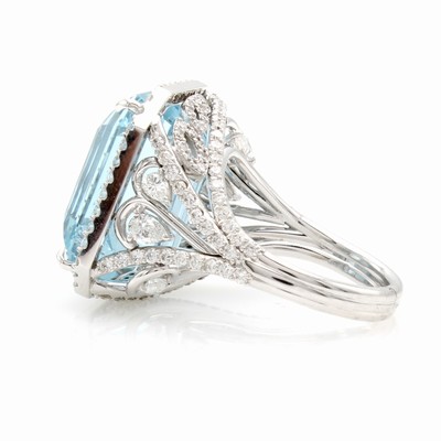 27127670a - Ring mit Aquamarin, Diamanten und Brillanten, WG 750/000, Unterkaderung in verspieltem ...