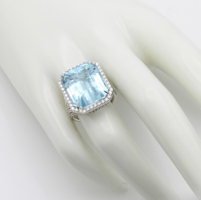 27127670c - Ring mit Aquamarin, Diamanten und Brillanten, WG 750/000, Unterkaderung in verspieltem ...