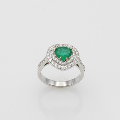 27127677a - Ring mit Smaragd und Brillanten, WG 750/000,herzförm. Smaragd in GG Krappenfassung ca. ...