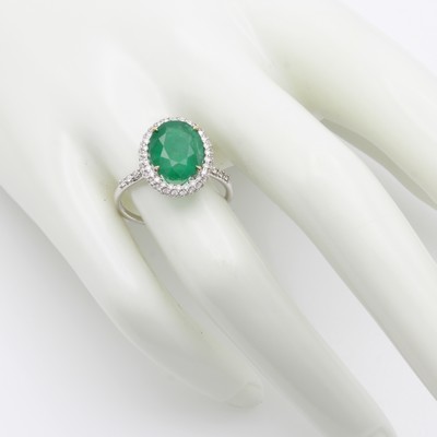 27127678a - Ring mit Smaragd und Brillanten, WG 750/000,ovaler, fac. Smaragd ca. 4.20 ct, Brill. ...