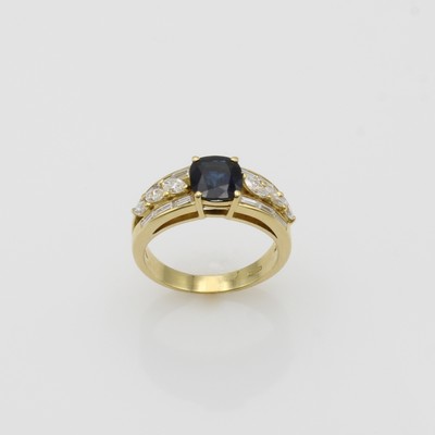 27127679a - Ring mit Saphir und Diamanten, GG 750/000, fac. Saphir ca. 1.05 ct, Diamantbaguettes u. ...