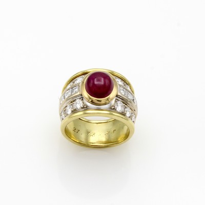 27127686a - Ring mit Rubin, Diamanten und Brillanten, GG 750/000 z.T. rhod., ovaler Rubincabochon ...