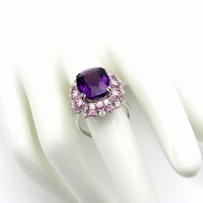 27127687a - Ring mit Amethysten und Brillanten, WG 750/000, ovaler Amethyst und helle Besatz- ...